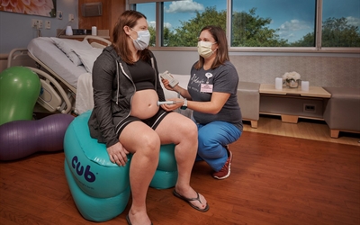 Midwife Kari Reiman talks with expectant mom Kelly Pettigrove