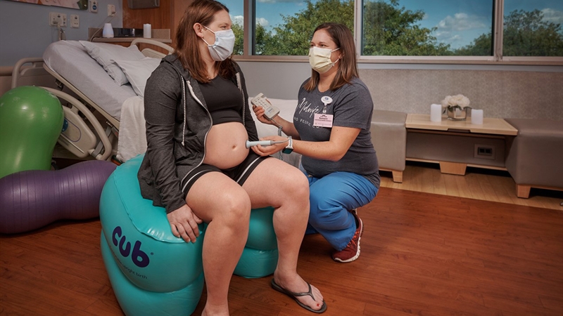 Midwife Kari Reiman talks with expectant mom Kelly Pettigrove