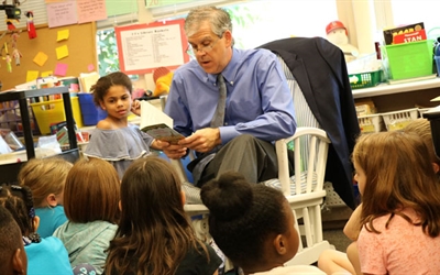 Missouri Baptist Medical Center President John Antes reads to kids as part of the BJC HealthCare Book Brigade.  The Book Brigade has provided more than 25,000 books annually to rising third-graders in over 320 public and charter schools throughout the communities served by BJC hospitals including St. Louis City, St. Louis County, St. Charles County, Columbia, Sullivan and Farmington in Missouri; and Alton, Belleville and Shiloh, Ill. 